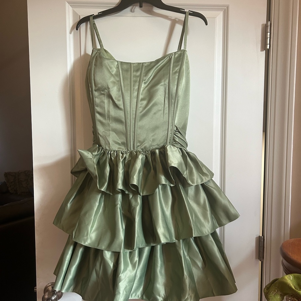Stacees green dress never worn with the tags still on.